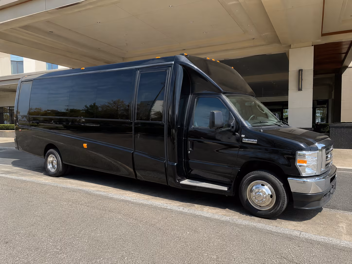 hotel to venue shuttle buses for merced corporate groups